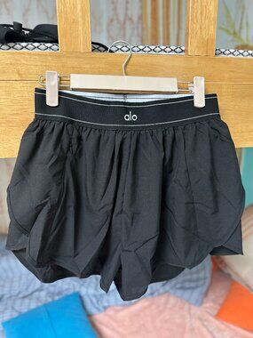 Chic and comfortable ALO Yoga shorts M